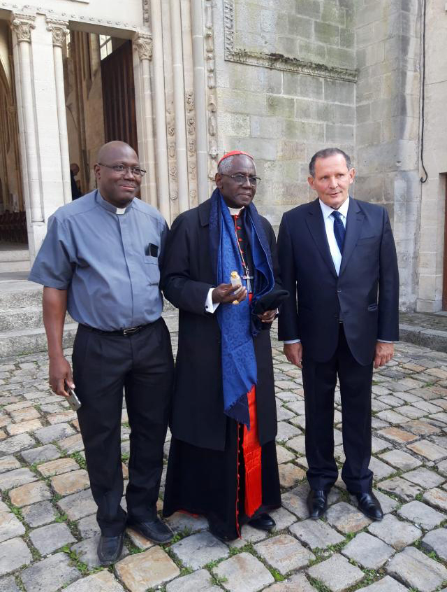 Le Cardinal Sara et le père Séraphin Yanogo Senlis